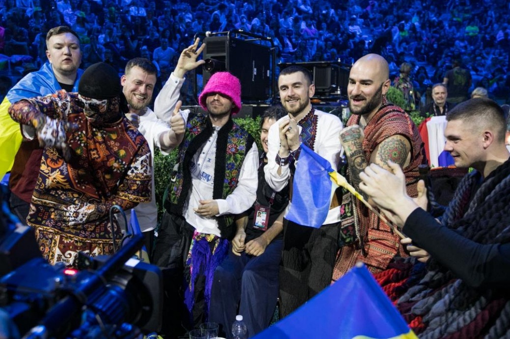 castigatorii-eurovision-2022-au-scos-la-licitatie-marele-trofeu