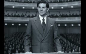 bradley-cooper-il-portretizeaza-pe-dirijorul-leonard-bernstein-in-filmul-“maestro”-–-trailer