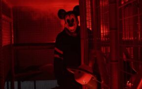 urmareste-primele-secvente-cu-mickey-mouse-in-filmul-de-groaza-“mickey’s-mouse-trap”-–-trailer