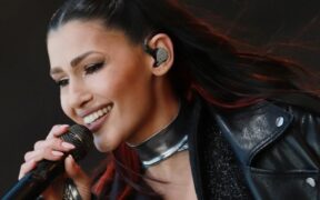 alina-eremia-sustine-echipa-nationala-de-fotbal-cu-piesa-“la-cer”-–-video