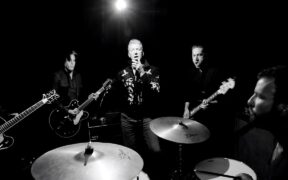 queens-of-the-stone-age-va-sustine-un-concert-in-catacombele-parisului