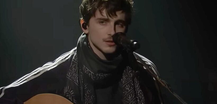 urmareste-l-pe-timothee-chalamet-cantand-la-snl-–-video