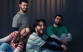 trupa-alexu-and-the-voices-inside-a-lansat-piesa-“niciodata-singur”-–-audio