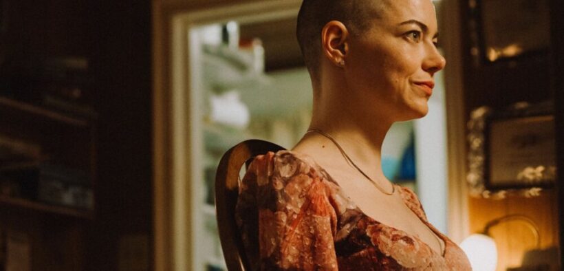 bugonia-review:-o-halucinatie-in-stil-shyamalan,-cel-bun,-de-pe-vremuri