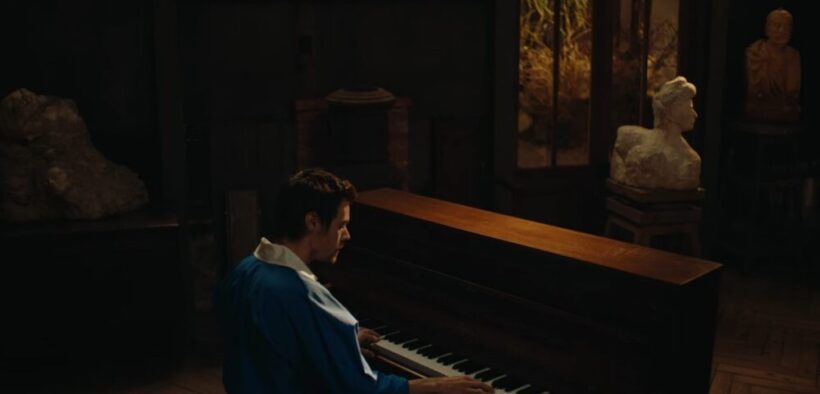 video:-harry-styles-a-interpretat-piesa-“carla’s-song”-intr-un-muzeu-din-paris