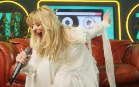 delia-se-lupta-cu-inteligenta-artificiala-in-videoclipul-“analog”;-afla-povestea-piesei-si-vezi-live-ul-de-la-radio-–-video