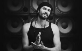 mihail-isi-canta-piesa-in-limba-semnelor-romane;-urmareste-clipul-“in-felul-meu”