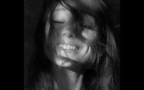 ariana-grande-lanseaza-“petal”,-cel-de-al-optulea-album-de-studio-din-cariera