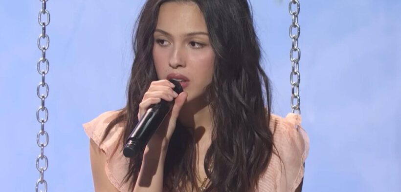 olivia-rodrigo-a-cantat-noua-piesa-“begged”-la-snl-–-video