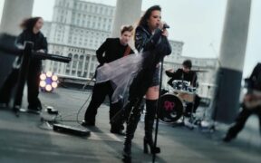 alexandra-capitanescu-canta-“choke-me”-in-stil-metal-–-video