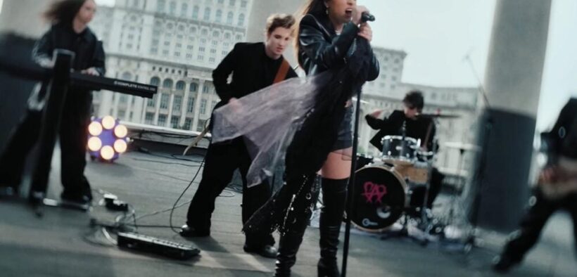alexandra-capitanescu-canta-“choke-me”-in-stil-metal-–-video