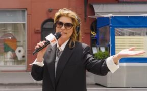 video:-shania-twain-si-a-auzit-propria-piesa-rasunand-dintr-o-masina-de-pompieri;-ce-reactie-a-avut-artista