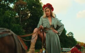 lora-lanseaza-“prin-padure,-pe-carare”,-prima-piesa-din-proiectul-“folklora”-–-video
