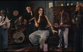 eva-nicolescu-lanseaza-“biroul-mic-de-muzica”,-un-concert-live-inspirat-de-formatul-tiny-desk