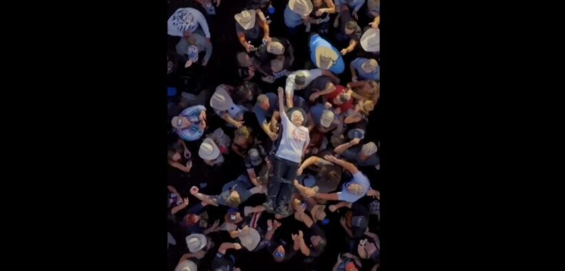 video:-o-femeie-de-99-de-ani-a-intrat-in-cartea-recordurilor-dupa-ce-a-facut-crowd-surfing-la-un-concert