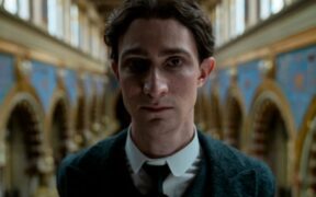 franz-review:-in-sfarsit-un-film-neromantat-despre-kafka,-caleidoscopic-si-ironic-cu-turistii