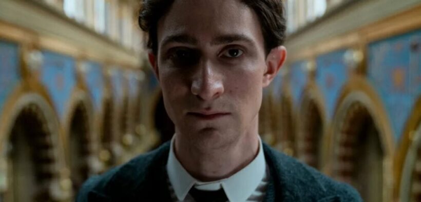 franz-review:-in-sfarsit-un-film-neromantat-despre-kafka,-caleidoscopic-si-ironic-cu-turistii