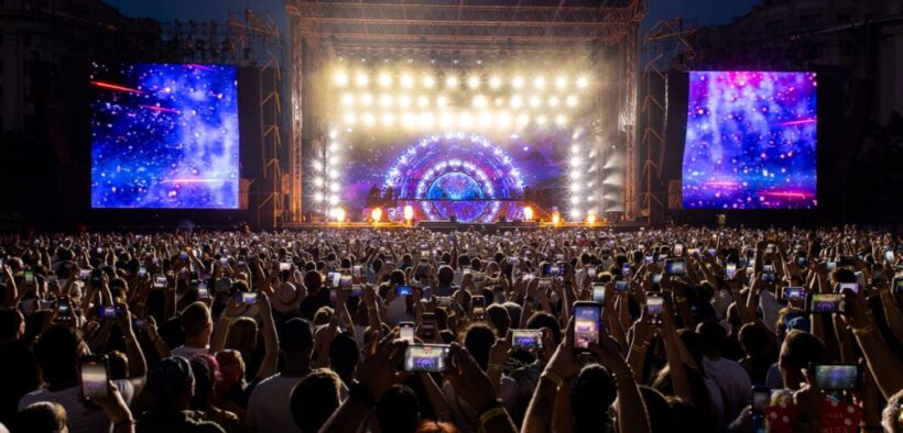 concertele-in-era-telefoanelor-mobile:-mai-traim-experienta-muzicii-live-sau-doar-o-inregistram?