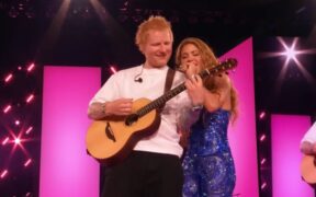 shakira-si-ed-sheeran-au-emotionat-mii-de-spectatori-cantand-in-duet-“underneath-your-clothes”-–-video