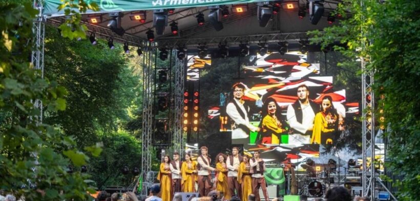 peste-35.000-de-oameni-au-participat-la-cea-de-a-zecea-editie-a-festivalului-strada-armeneasca