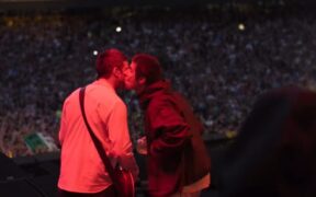 fratii-gallagher,-vulnerabili-si-sinceri-in-trailerul-documentarului-“oasis:-don’t-look-back-in-anger”
