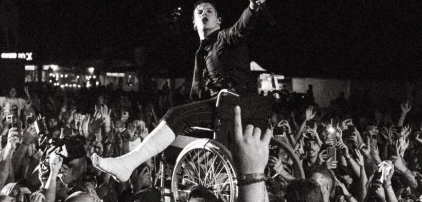 yungblud-a-facut-crowdsurfing-in-scaun-cu-rotile,-dupa-ce-a-suferit-recent-un-accident