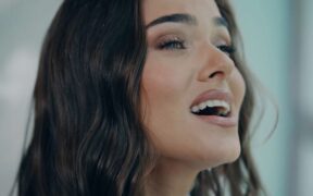 theo-rose-canta-“de-or-trece-anii”,-piesa-din-serialul-“fara-urma”-–-video