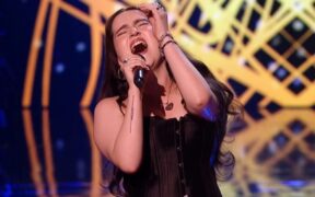 video:-teodora-sava-a-intors-4-scaune-la-the-voice-uk;-artista-din-piatra-neamt-l-a-impresionat-pe-tom-jones