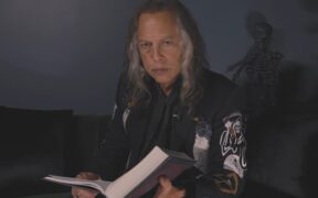 kirk-hammett-de-la-metallica-recita-“corbul”,-poemul-scris-de-edgar-allan-poe-–-video